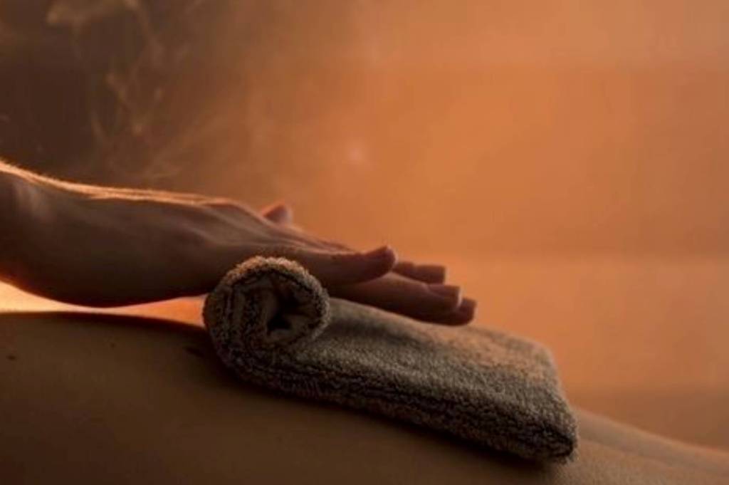 woman-salon-having-therapy (1) (15)